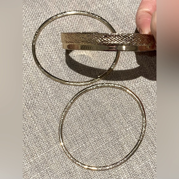 Bundle of 3 gold bracelets. - Picture 1 of 1